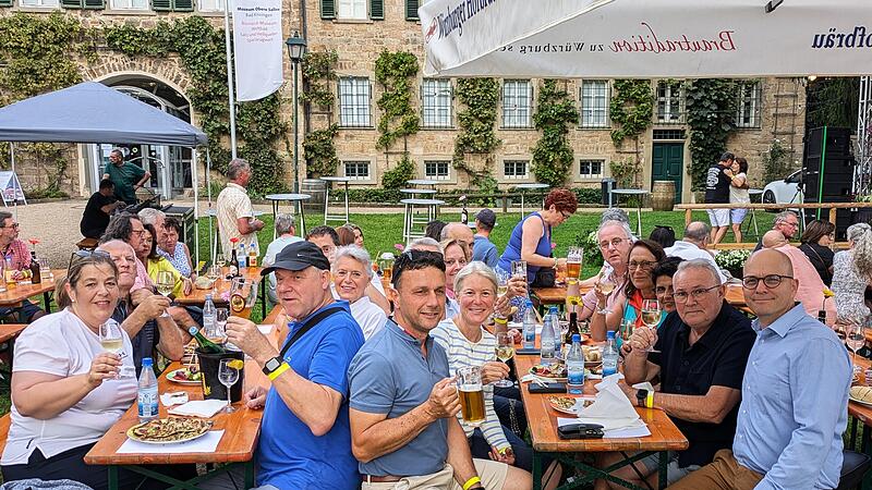 Auch Oberbürgermeister Dr. Dirk Vogel (SPD; von rechts) und 3. Bürgermeister Thomas Leiner (CSU) feierten beim Salinenfest gemeinsam mit Mitgliedern des Stadtrats und Angehörigen.
