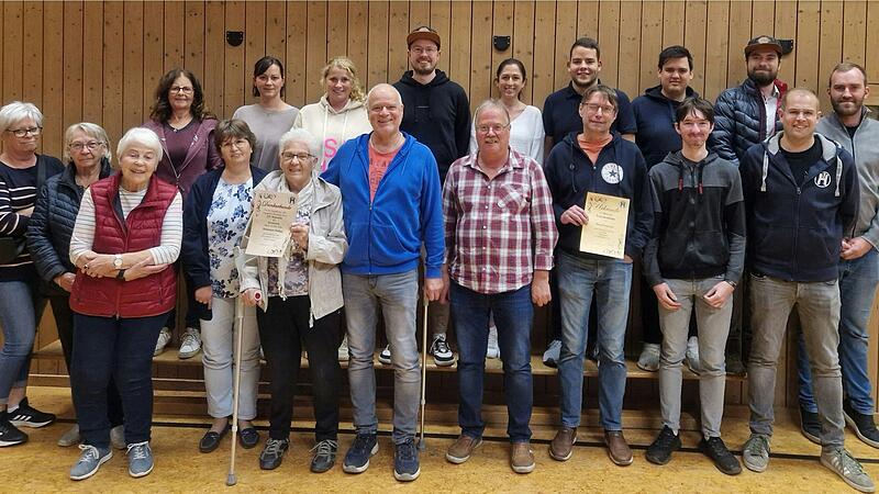 Die Gew&auml;hlten und Geehrten im TSV Hohenfeld.