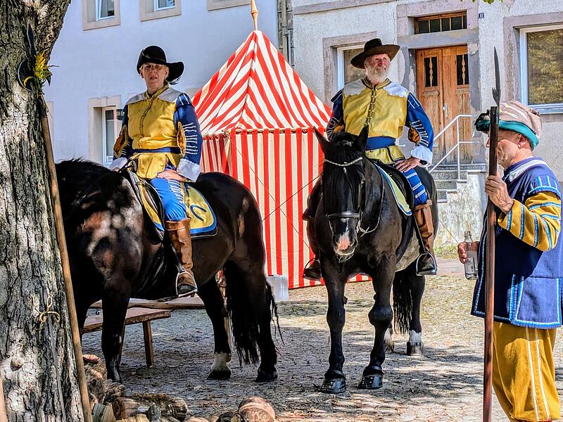 Der schwedische Obrist Otto von Schaumburg (Elmar Wiener) genie&szlig;t mit seinen Soldaten die letzten ruhigen Minuten vor dem Heimatspiel.