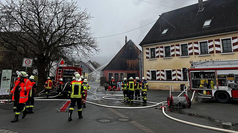Dachstuhl von fränkischer Traditionsbrauerei steht in FlammenDachstuhl von fränkischer Traditionsbrauerei steht in Flammen