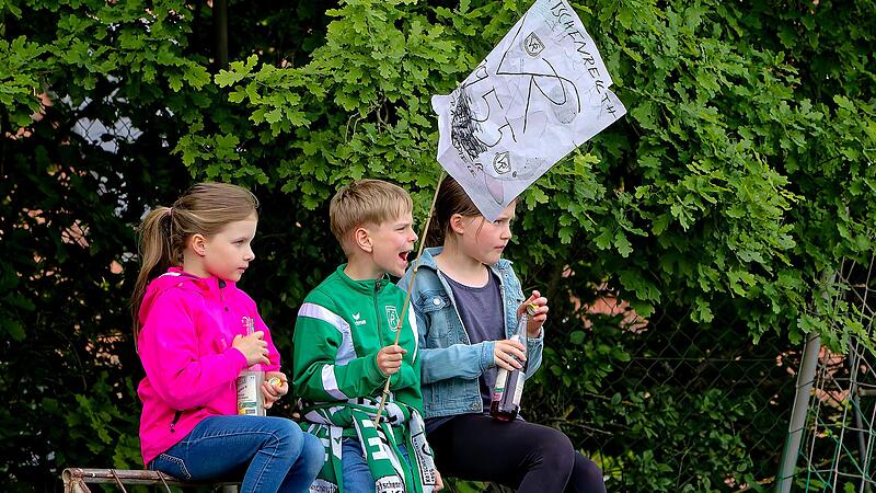 Der junge Katschenreuther Fanclub sah am letzten Spieltag immerhin ein Remis &bdquo;seines&ldquo; VfR nach einem 0:2-R&uuml;ckstand gegen die SG Trockau.