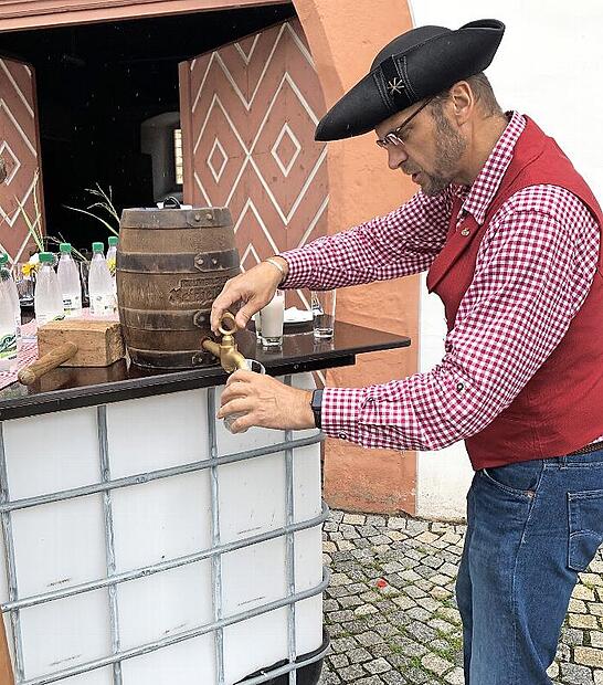 Der Bier-Streifzug startet zünftig mit einem Bieranstich am Marktplatz in Haßfurt.