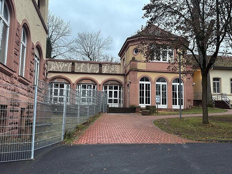 Auch der eingeschossige Anbau mit den roten Buntsandsteinen geh&ouml;rt zum Marinekurlazarett.