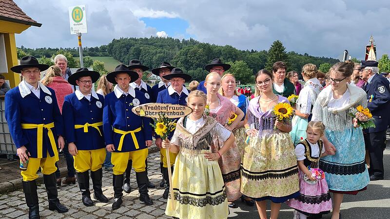 &bdquo;Freie Bauern&ldquo; und Trachtenfrauen stellen sich f&uuml;r den Umzug zu einem Vereinsjubil&auml;um in Oberehrenbach auf.Forchheim & Fr&auml;nkische Schweiz