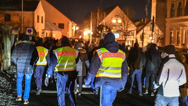 Ein hohes Polizeiaufgebot war vor Weihnachten und bis in den Januar/Februar n&ouml;tig, um die Demonstrationen gegen die Corona-Ma&szlig;nahmen der Regierung in Ebern zu begleiten. Inzwischen stellte sich heraus: Unter den Teilnehmern befanden sich sehr wohl...