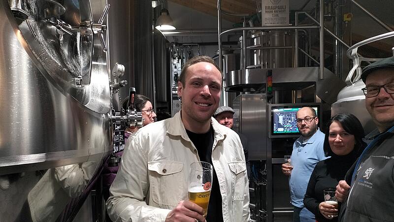 Max Czedzelitz führt beim Braumeister-Stammtisch sein fachkundiges Publikum durch die Bamberger Sternla-Brauerei. Max Czedzelitz führt beim Braumeister-Stammtisch sein fachkundiges Publikum durch die Bamberger Sternla-Brauerei.