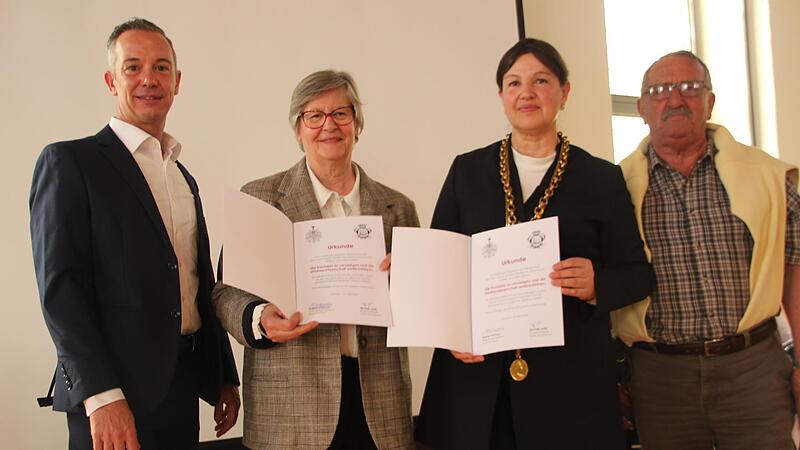 Sie freuten sich &uuml;ber die 35 Jahre lang andauernde St&auml;dtepartnerschaft. Im Bild von links: J&eacute;rome Kerriel, Mich&egrave;lle Doll&eacute;, Angela Hofmann und Jean-L&eacute;o Dufour.