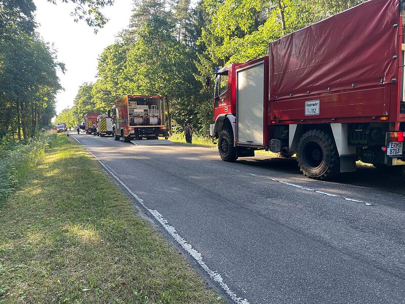 Einsatz im Wald: zahlreiche Feuerwehrfahrzeuge auf der ERH 5 zwischen Baiersdorf und Röttenbach. Einsatz im Wald: zahlreiche Feuerwehrfahrzeuge auf der ERH 5 zwischen Baiersdorf und Röttenbach.