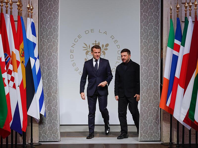 Der ukrainische Pr&auml;sident Wolodymyr Selenskyj (r.) und der franz&ouml;sische Pr&auml;sident Emmanuel Macron sprachen beim Treffen der &bdquo;Koalition der Willigen&ldquo; mit Vertretern zahlreicher anderer L&auml;nder.