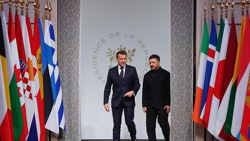 Der ukrainische Pr&auml;sident Wolodymyr Selenskyj (r.) und der franz&ouml;sische Pr&auml;sident Emmanuel Macron sprachen beim Treffen der &bdquo;Koalition der Willigen&ldquo; mit Vertretern zahlreicher anderer L&auml;nder.
