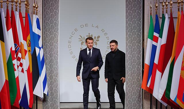 Der ukrainische Präsident Wolodymyr Selenskyj (r.) und der französische Präsident Emmanuel Macron sprachen beim Treffen der „Koalition der Willigen“ mit Vertretern zahlreicher anderer Länder. Der ukrainische Präsident Wolodymyr Selenskyj (r.) und der französische Präsident Emmanuel Macron sprachen beim Treffen der „Koalition der Willigen“ mit Vertretern zahlreicher anderer Länder.