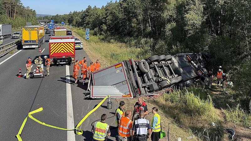 A73-Unfall bei Bamberg: Beladener Laster umgekippt - Fahrbahn gesperrt A73-Unfall bei Bamberg: Beladener Laster umgekippt - Fahrbahn gesperrt