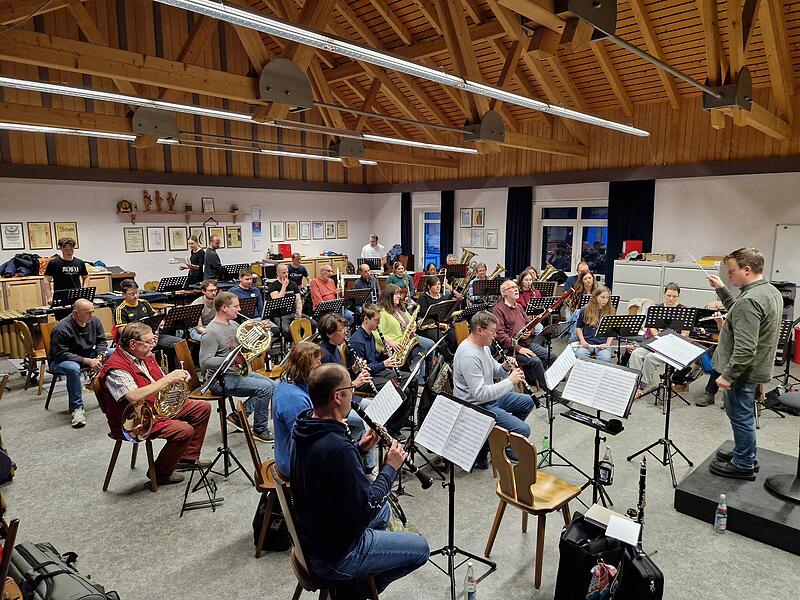 Das Gro&szlig;es Blasorchester des Musik- und Trachtenvereins Igensdorf ist flei&szlig;ig bei einem Probenwochenende im Vereinsheim im  Januar.