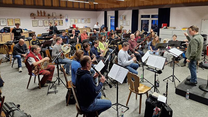 Das Gro&szlig;es Blasorchester des Musik- und Trachtenvereins Igensdorf ist flei&szlig;ig bei einem Probenwochenende im Vereinsheim im  Januar.