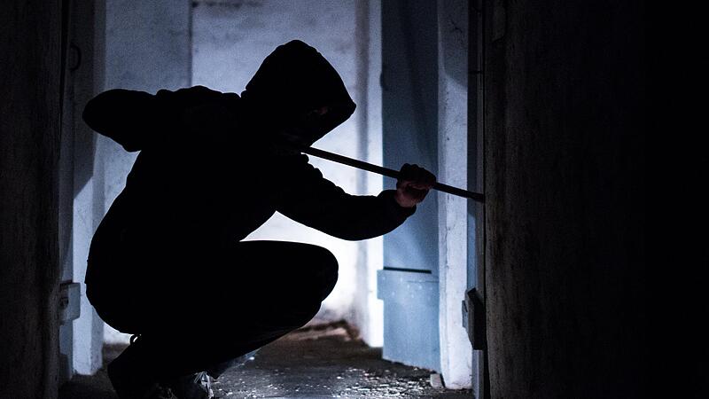 Zwei Unbekannte sind am Samstag (14. Mai) gegen 23.30 Uhr in das Haus eines Senioren in der Altenburger Straße in Bamberg eingebrochen. Die Polizei bittet um Hinweise. Zwei Unbekannte sind am Samstag (14. Mai) gegen 23.30 Uhr in das Haus eines Senioren in der Altenburger Straße in Bamberg eingebrochen. Die Polizei bittet um Hinweise.