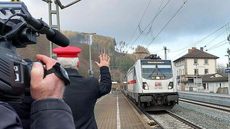 Der IC h&auml;lt in Ludwigsstadt.