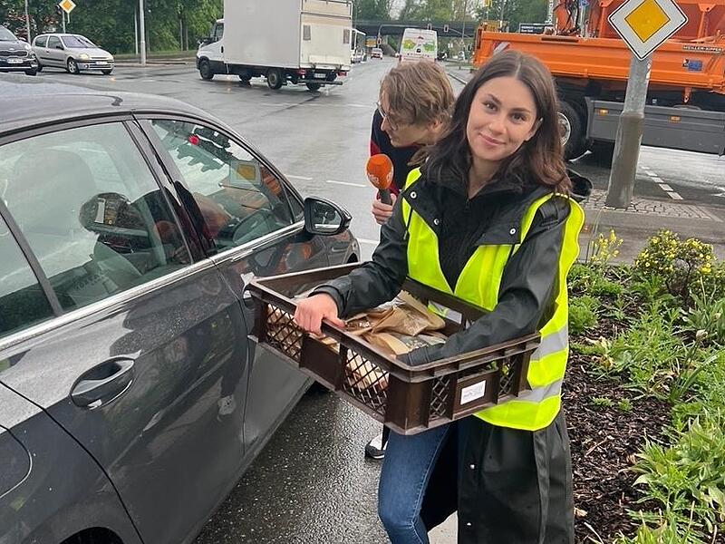 Die Azubis und Mitarbeiter der Bäckerei Dumler verteilten am „Tag des Brotes“ an den Kulmbacher Kreuzungen ganz spontan Brot-Tüten. Lea Schneider freute sich über die vielen Menschen, die sie durch die kleine Gabe glücklich machen konnte.