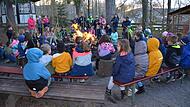 Lagerfeueratmosph&auml;re geh&ouml;rte f&uuml;r die Kinder der Riedenberger Grundschule beim Schullandheim-Ausflug nach Gersfeld mit dazu.