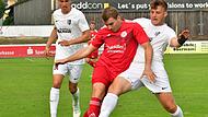 Der Lichtenfelser Maximilian Pfadenhauer (rotes Trikot) geht beherzt in den Zweikampf mit dem Karlburger Fabian Jordan. Dies gilt es, auch in Aschaffenburg zu tun, wenn der FCL seinen ersten Saisonsieg feiern will.