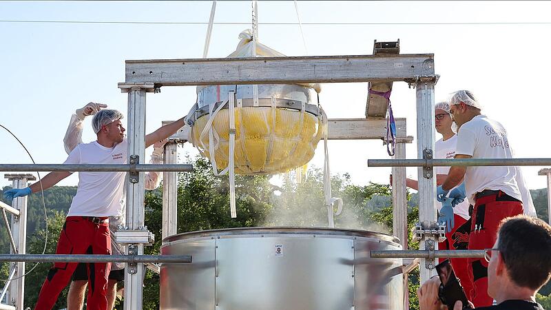 Was ein K(o)loss: Fast eine halbe Tonne wiegt der Klo&szlig;, mit dem im unterfr&auml;nkischen Wombach der Weltrekord geknackt wurde. Der Teig daf&uuml;r stammt aus Heroldsbach.