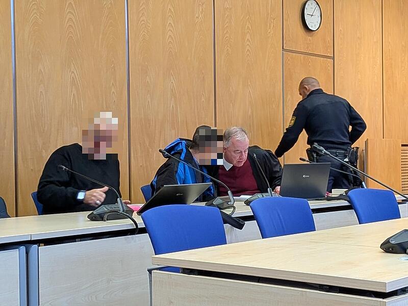 Im Sicherungsverfahren, das gegen einen 32-J&auml;hrigen gef&uuml;hrt wird, werden die Kammer und Zuh&ouml;rer wohl Zeuge der psychischen Krankheit des jungen Mannes. Denn am dritten Prozesstag &auml;u&szlig;ert er Misstrauen gegen&uuml;ber seinem Dolmetscher.