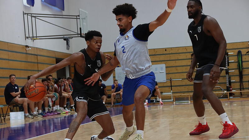 Bambergs neuer Aufbauspieler Ronaldo Segu (links) im Duell mit dem Frankfurter Trey Calvin.