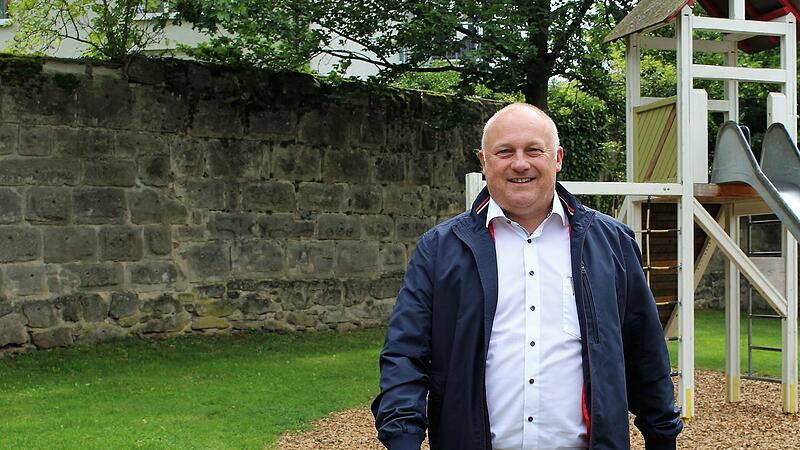 Christian Be&szlig;ler vor der Stadtmauer seiner Heimatstadt H&ouml;chstadt.