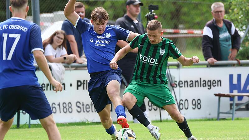 Sie haben vieles versucht und dennoch in Oberhaid verloren: Neukenroths Jonas Nickol (grün) versucht, mit einem schnellen Antritt seinen Gegenspieler David Repp aussteigen zu lassen.