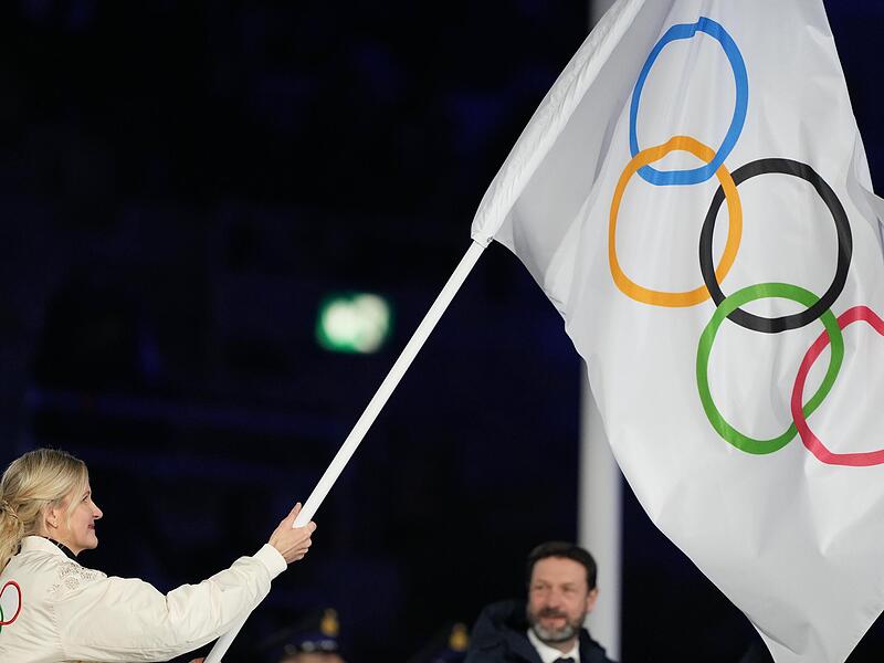 Bei der Schlussfeier der Winterspiele  2026 schwenkte  IOC-Pr&auml;sidentin Kirsty Coventry  die olympische Flagge. Das Gremium muss jetzt kl&auml;ren, welche Rolle Russland k&uuml;nftig im internationalen Sport spielt.