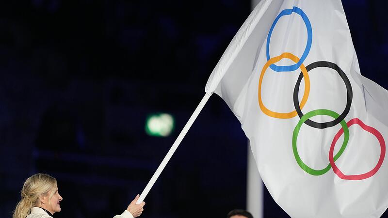 Bei der Schlussfeier der Winterspiele 2026 schwenkte IOC-Präsidentin Kirsty Coventry die olympische Flagge. Das Gremium muss jetzt klären, welche Rolle Russland künftig im internationalen Sport spielt. Bei der Schlussfeier der Winterspiele 2026 schwenkte IOC-Präsidentin Kirsty Coventry die olympische Flagge. Das Gremium muss jetzt klären, welche Rolle Russland künftig im internationalen Sport spielt.