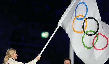 Bei der Schlussfeier der Winterspiele 2026 schwenkte IOC-Präsidentin Kirsty Coventry die olympische Flagge. Das Gremium muss jetzt klären, welche Rolle Russland künftig im internationalen Sport spielt. Bei der Schlussfeier der Winterspiele 2026 schwenkte IOC-Präsidentin Kirsty Coventry die olympische Flagge. Das Gremium muss jetzt klären, welche Rolle Russland künftig im internationalen Sport spielt.
