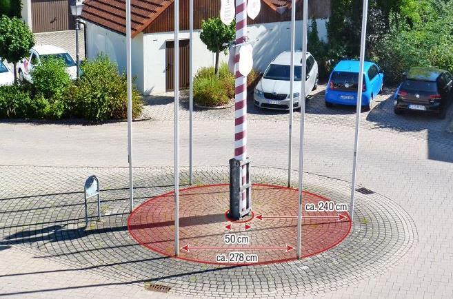 Auf dem Foto, das den Zunftbaum am Michelauer Rathausplatz zeigt, ist die Fläche für das Flechtobjekt dargestellt und die Maße sind angegeben. Auf dem Foto, das den Zunftbaum am Michelauer Rathausplatz zeigt, ist die Fläche für das Flechtobjekt dargestellt und die Maße sind angegeben.