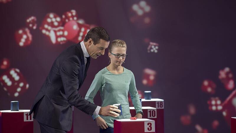 Moderator Kai Pflaume lüftet die Würfelbecher. Die Augenzahlen von 80 Würfeln soll sich Sina für das Memo-Duell merken. Moderator Kai Pflaume lüftet die Würfelbecher. Die Augenzahlen von 80 Würfeln soll sich Sina für das Memo-Duell merken.