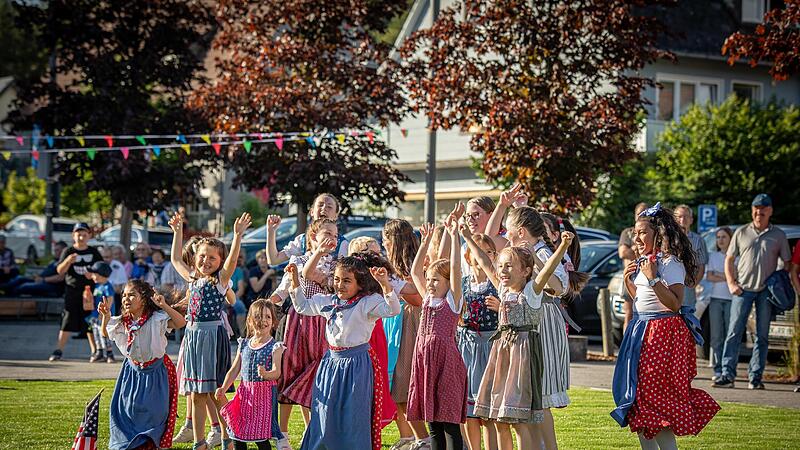 Die Rhönhüpfer Wildflecken, eine traditionsreiche Volkstanzgruppe für Kinder, bereicherten den Abend mit ihren Tänzen.