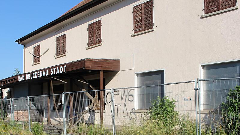 Das Bahnhofsgeb&auml;ude in Bad Br&uuml;ckenau verf&auml;llt im Laufe der Jahre immer mehr.