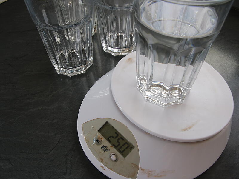 250 Milliliter Wasser pro Farbe werden abgewogen