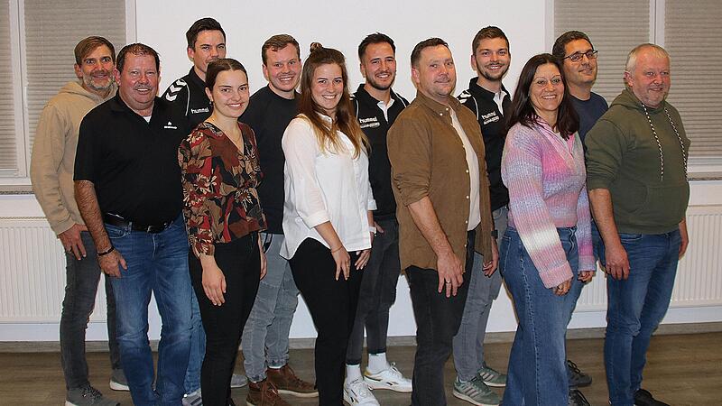 Der neue Vorstand der DJK Weichtungen. Genau in der Mitte (vorn, in der wei&szlig;en Bluse) die neue Vorsitzende Franziska Kilian. Rechts neben ihr der bisherige 1. und jetzige 2. Vorsitzende Jochen Markert.