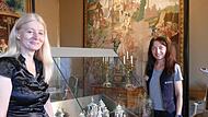 Museumsdirektorin Kristin Knebel (links) und Rita Hoidn, Kastellanin der Neuen Residenz, laden zum Besuch der Sonderausstellung „Höfische Begegnungen“ ein.
