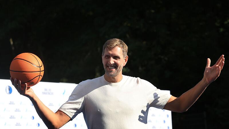Nowitzki und Dallas Mavericks eröffnen einen Basketball-Platz Nowitzki und Dallas Mavericks eröffnen einen Basketball-Platz