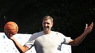 Nowitzki und Dallas Mavericks eröffnen einen Basketball-Platz