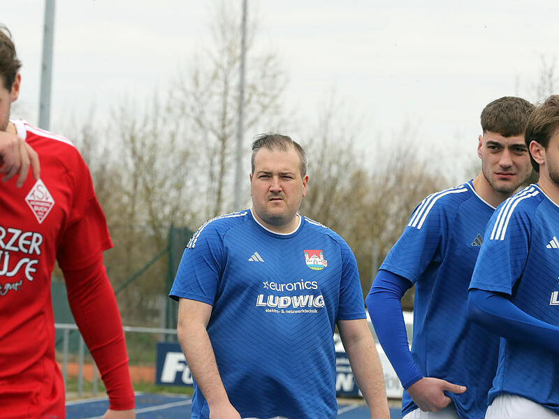 "Ich bin so lange dabei, das habe ich noch nicht erlebt", sagt Marcel Kutzelmann. Die Rote Karte gegen Feucht besch&auml;ftigt Burgebrachs Spielertrainer.