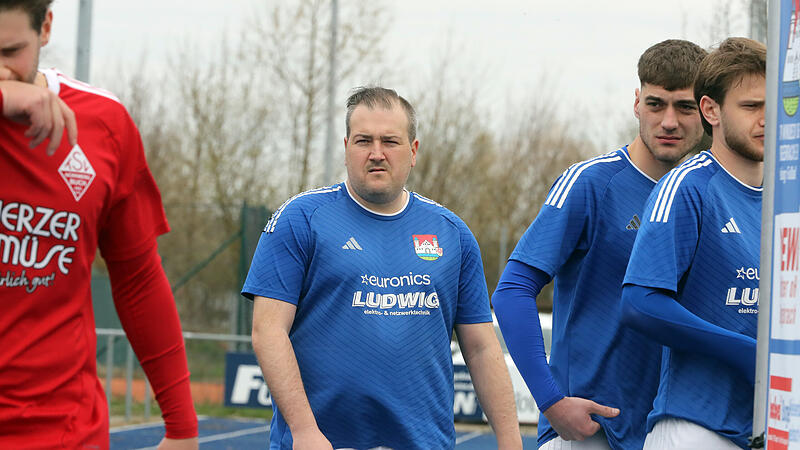 "Ich bin so lange dabei, das habe ich noch nicht erlebt", sagt Marcel Kutzelmann. Die Rote Karte gegen Feucht besch&auml;ftigt Burgebrachs Spielertrainer.