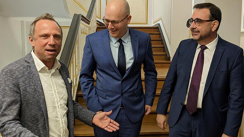 Oberbürgermeister Dirk Vogel (SPD; Mitte) begrüßt mit Umwelt- u. Verbraucherschutzminister Thorsten Glauber (Freie Wähler; links) und Gesundheitsminister Klaus Holetscheck (CSU) gleich zwei Staatsminister in der Kurstadt Oberbürgermeister Dirk Vogel (SPD; Mitte) begrüßt mit Umwelt- u. Verbraucherschutzminister Thorsten Glauber (Freie Wähler; links) und Gesundheitsminister Klaus Holetscheck (CSU) gleich zwei Staatsminister in der Kurstadt
