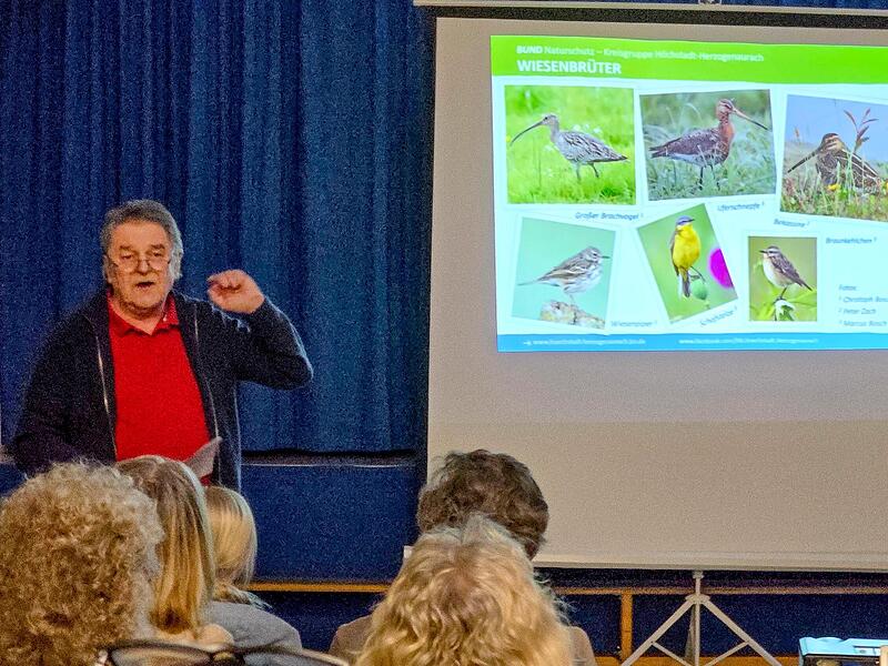 Helmut K&ouml;nig erkl&auml;rt in Neuhaus Fauna und Flora des Naturschutzgebiets &bdquo;Ziegenanger&ldquo;.