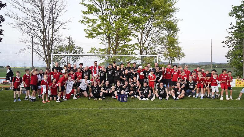 Ob Herren oder Junioren: Die Vestekicker feierten in Gro&szlig;bardorf den Aufstieg der Landesliga-Mannschaft.