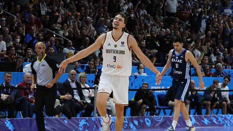 „I believe I can fly“, denkt sich Franz Wagner nach einem gelungen Drei-Punkte-Wurf. Der 21-jährige Berliner und NBA-Profi aus Orlando bleibt aber nach der Gala gegen Griechenland auf dem Boden. Im Hintergrund lässt der griechische Kapitän Kostas ...