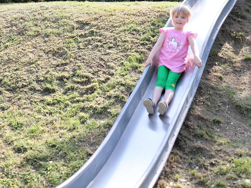 Die Rutsche macht Freude. Der Kupferberger Spielplatz im Wirsberger Weg verfügt über einen alten Baumbestand. Für Eltern, die die Kinder begleiten, gibt es idyllische, beschattete Sitzmöglichkeiten.