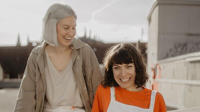Chiara Sterzl (links) und Lena Daur haben sich vor vier Jahren in Bozen beim Masterstudium für „Eco-Social Design“ kennengelernt. Heute sind sie ausgebildete Trauerbegleiterinnen.