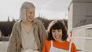 Chiara Sterzl (links) und Lena Daur haben sich vor vier Jahren in Bozen beim Masterstudium für „Eco-Social Design“ kennengelernt. Heute sind sie ausgebildete Trauerbegleiterinnen.