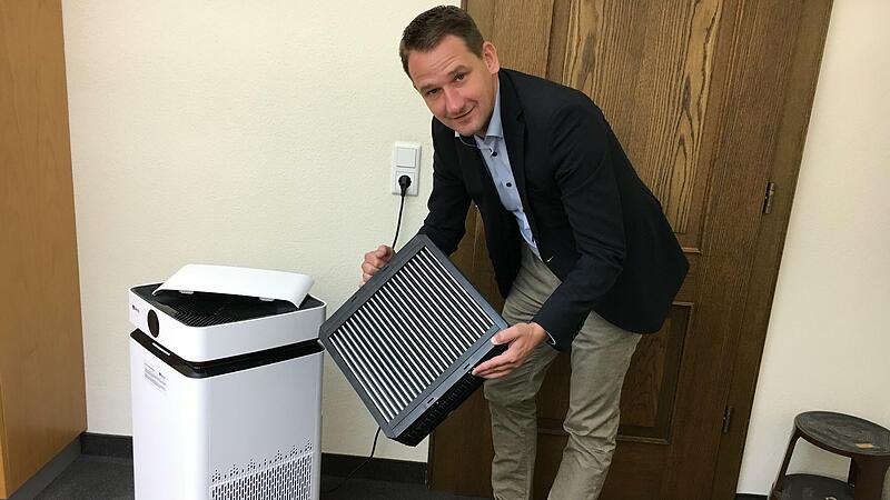 Er hat das Luftfilterger&auml;t Air Dog, wie es demn&auml;chst in Schulen und Kinderg&auml;rten der Verwaltungsgemeinschaft (VG) Burgebrach stehen soll, schon mehrmals erkl&auml;rt &ndash; Burgebrachs B&uuml;rgermeister Johannes Maciejonczyk. Das erste Exemplar steht noch in der Kasse des Rathauses.